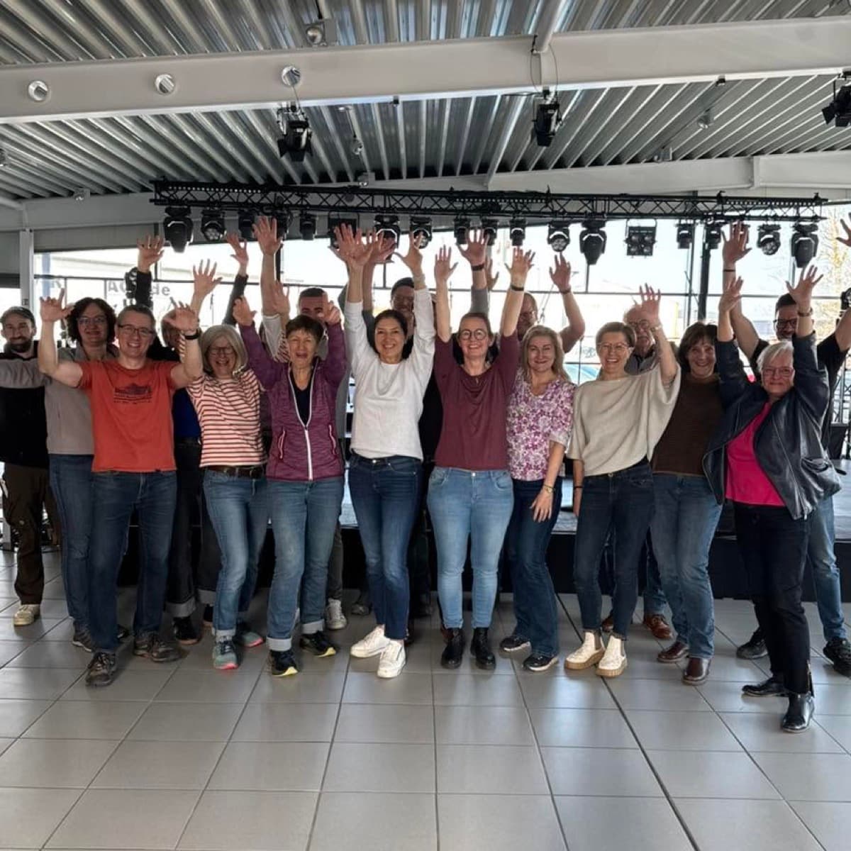 Mitglieder des Lions Club Korbach-Waldecker Land jubeln gemeinsam
