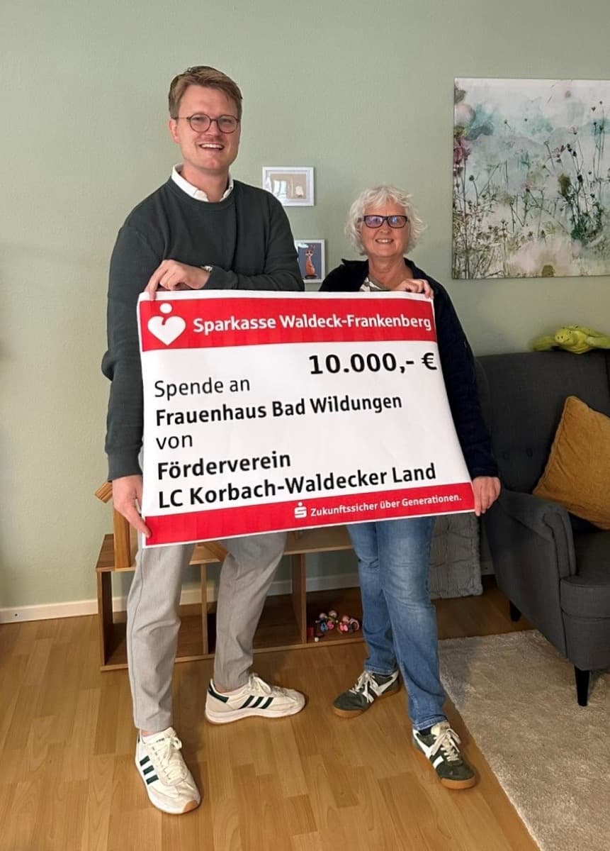 Scheckübergabe: 10.000 Euro vom Förderverein des Lions Clubs Korbach-Waldecker Land an das Frauenhaus Bad Wildungen