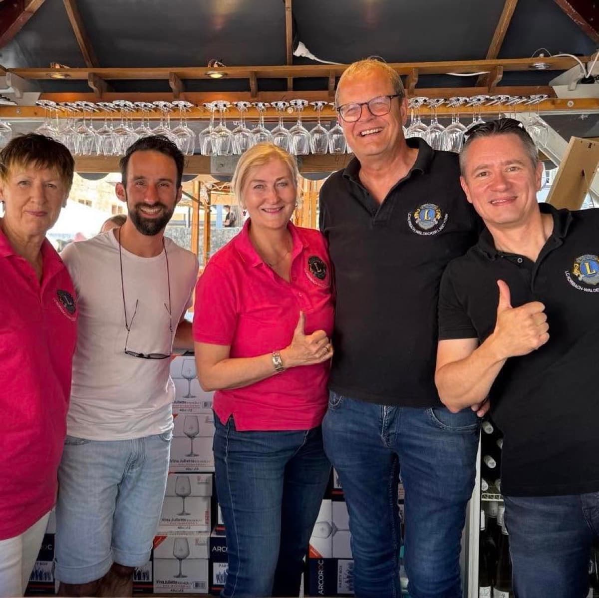 Lions-Mitglieder am Weinstand beim Korbacher Altstadt- und Kulturfest